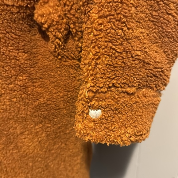 BLANK NYC cinnamon stick Sherpa shacket.
Faux Sherpa Shirt Jacket. Small - Picture 5 of 8